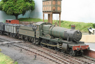 7816 Frilsham Manor hauls its coal train through the station